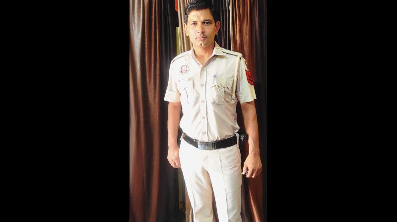 दिल्ली: बुराड़ी थाने के हेड कांस्टेबल ने भीषण आग में फंसे 13 लोगों को बचाया दिल्ली: बुराड़ी थाने के हेड कांस्टेबल ने भीषण आग में फंसे 13 लोगों को बचाया