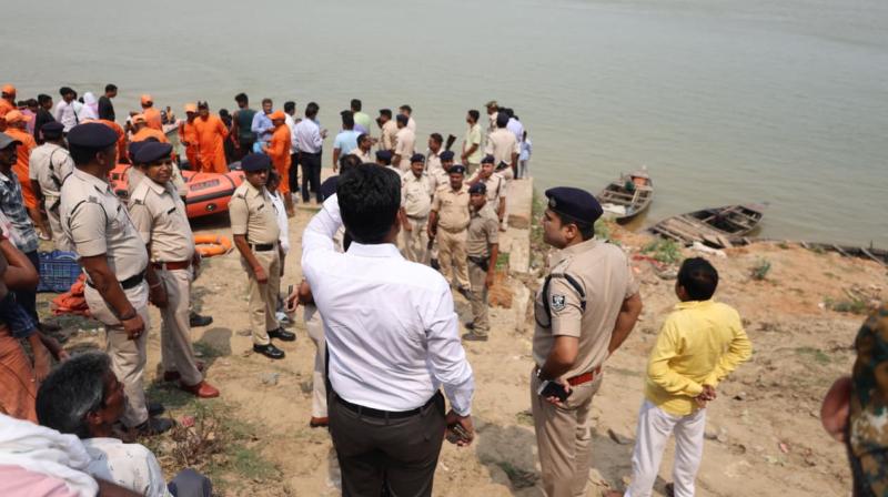 पटना में गंगा में नाव पलटी, दो की मौत, 5 लापता लोगों की तलाश जारी पटना में गंगा में नाव पलटी, दो की मौत, 5 लापता लोगों की तलाश जारी