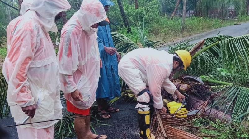 आंध्र प्रदेश: बारिश और तेज हवाओं ने मचाया कहर, चार की मौत आंध्र प्रदेश: बारिश और तेज हवाओं ने मचाया कहर, चार की मौत