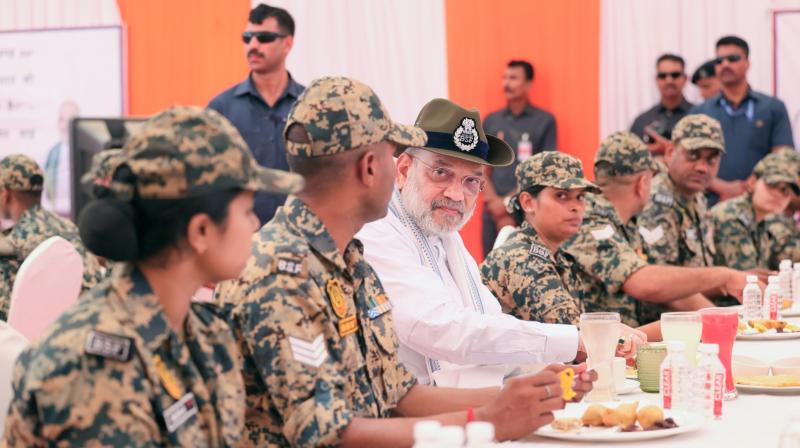 विषम परिस्थितियों में भी बीएसएफ जवान हंसते हुए सीमाओं की सुरक्षा करते विषम परिस्थितियों में भी बीएसएफ जवान हंसते हुए सीमाओं की सुरक्षा करते