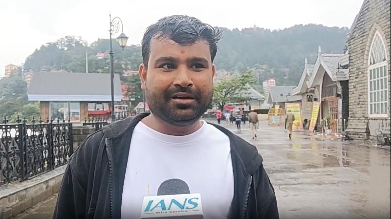 ठंडी हवाओं और बारिश ने बढ़ाई शिमला की रौनक, सैलानियों के चेहरे पर दिखी खुशी