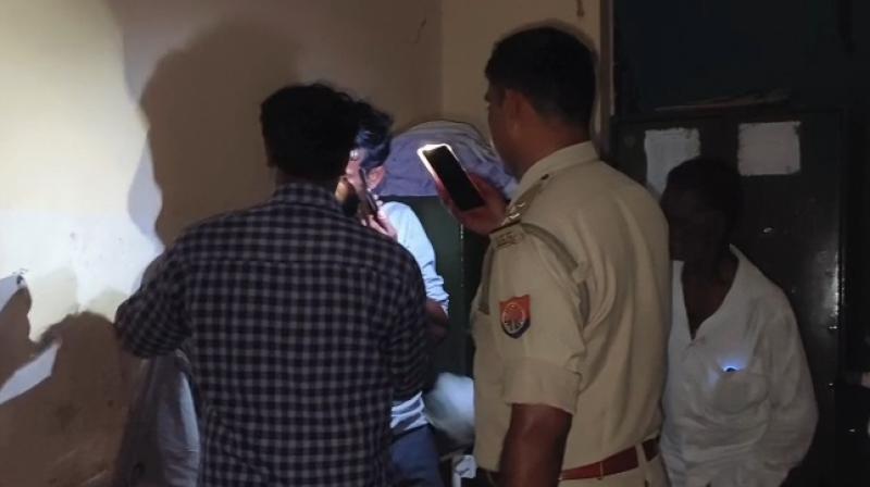 हमीरपुर में मोबाइल फ्लैश की रोशनी में घायल को लगाए गए टांके, स्वास्थ्य व्यवस्था पर उठे सवाल हमीरपुर में मोबाइल फ्लैश की रोशनी में घायल को लगाए गए टांके, स्वास्थ्य व्यवस्था पर उठे सवाल