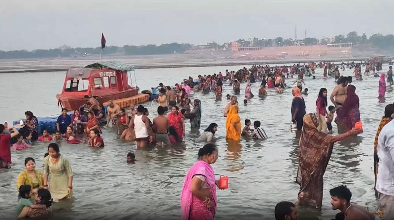 अधिक मास पूर्णिमा पर प्रयागराज संगम और अयोध्या सरयू घाटों पर लाखों श्रद्धालुओं ने किया पवित्र स्नान अधिक मास पूर्णिमा पर प्रयागराज संगम और अयोध्या सरयू घाटों पर लाखों श्रद्धालुओं ने किया पवित्र स्नान
