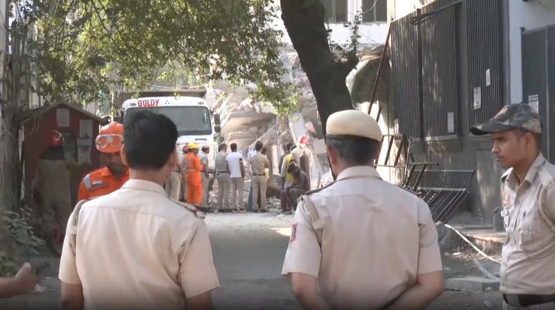 दिल्ली हादसा: रातभर चला रेस्क्यू ऑपरेशन, मलबे से निकाले गए 9 लोग, एक की मौत