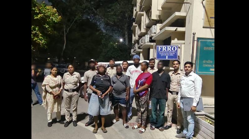 दिल्ली पुलिस ने अवैध रूप से रह रहे छह विदेशी नागरिकों को हिरासत में लिया, निर्वासन की प्रक्रिया शुरू दिल्ली पुलिस ने अवैध रूप से रह रहे छह विदेशी नागरिकों को हिरासत में लिया, निर्वासन की प्रक्रिया शुरू