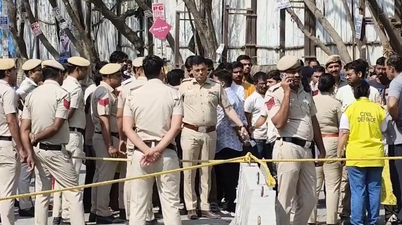 दिल्ली: इमारत गिरने के बाद एक्शन में दिल्ली सीएम, किया घटनास्थल का दौरा, कड़ी कार्रवाई के निर्देश दिल्ली: इमारत गिरने के बाद एक्शन में दिल्ली सीएम, किया घटनास्थल का दौरा, कड़ी कार्रवाई के निर्देश