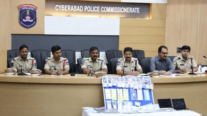 तेलंगाना: साइबराबाद में 1000 करोड़ रुपए के जमीन घोटाले में दो और गिरफ्तार तेलंगाना: साइबराबाद में 1000 करोड़ रुपए के जमीन घोटाले में दो और गिरफ्तार