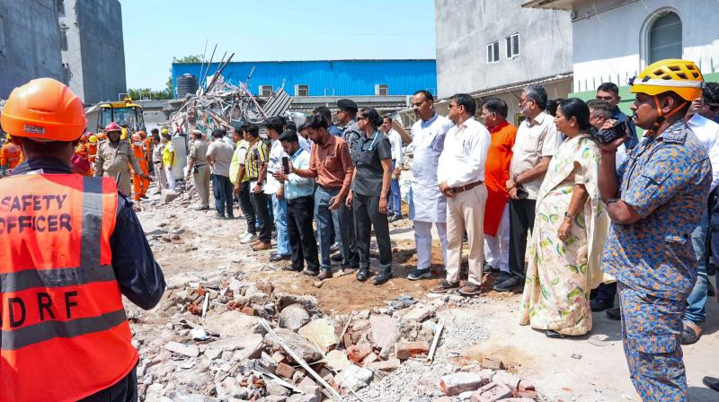 दिल्ली सरकार ने शालीमार बाग में सड़क चौड़ीकरण के लिए 143 अवैध ढांचों को गिराना शुरू किया दिल्ली सरकार ने शालीमार बाग में सड़क चौड़ीकरण के लिए 143 अवैध ढांचों को गिराना शुरू किया