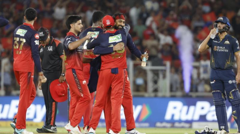 आईपीएल 2026 फाइनल: डार, भुवनेश्वर और हेजलवुड की शानदार गेंदबाजी, आरसीबी ने जीटी को 155 रन पर रोका आईपीएल 2026 फाइनल: डार, भुवनेश्वर और हेजलवुड की शानदार गेंदबाजी, आरसीबी ने जीटी को 155 रन पर रोका