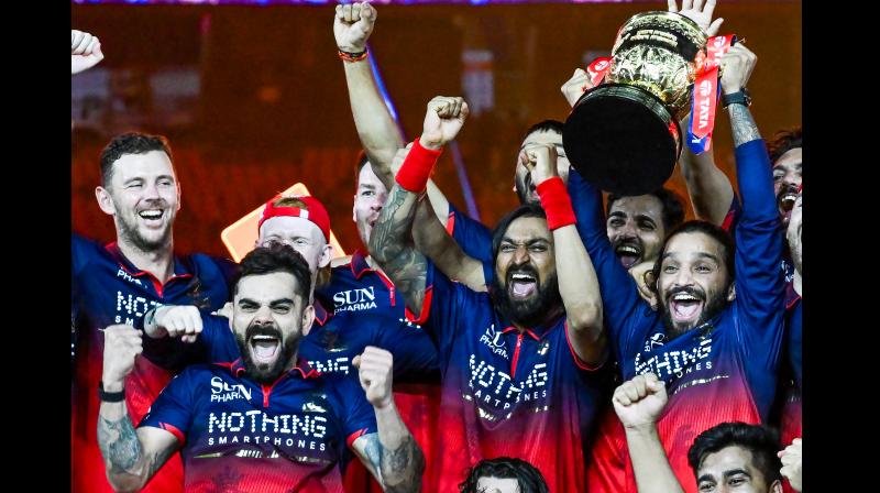 ढोल की थाप पर नाचे कोहली और क्रुणाल, चैंपियन बनने के बाद आरसीबी के ड्रेसिंग रूम में मना जमकर जश्न ढोल की थाप पर नाचे कोहली और क्रुणाल, चैंपियन बनने के बाद आरसीबी के ड्रेसिंग रूम में मना जमकर जश्न