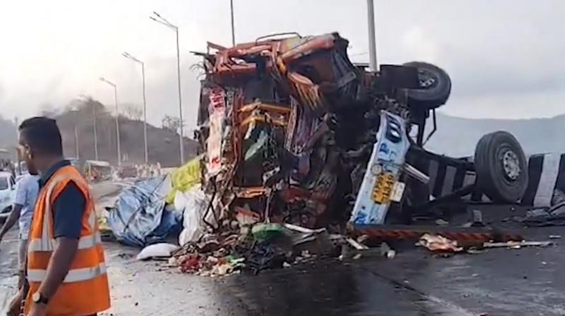 महाराष्ट्र: मुंबई-पुणे एक्सप्रेसवे पर एक बड़ा हादसा, कंटेनर पलटने से दो लोगों की मौत महाराष्ट्र: मुंबई-पुणे एक्सप्रेसवे पर एक बड़ा हादसा, कंटेनर पलटने से दो लोगों की मौत