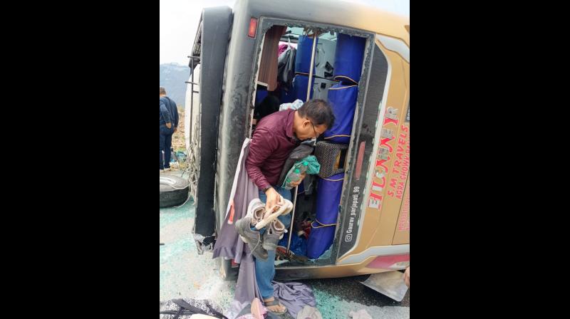 उत्तराखंड में दो अलग-अलग बस दुर्घटनाओं में एक महिला की मौत, 25 से अधिक यात्री हुए घायल उत्तराखंड में दो अलग-अलग बस दुर्घटनाओं में एक महिला की मौत, 25 से अधिक यात्री हुए घायल