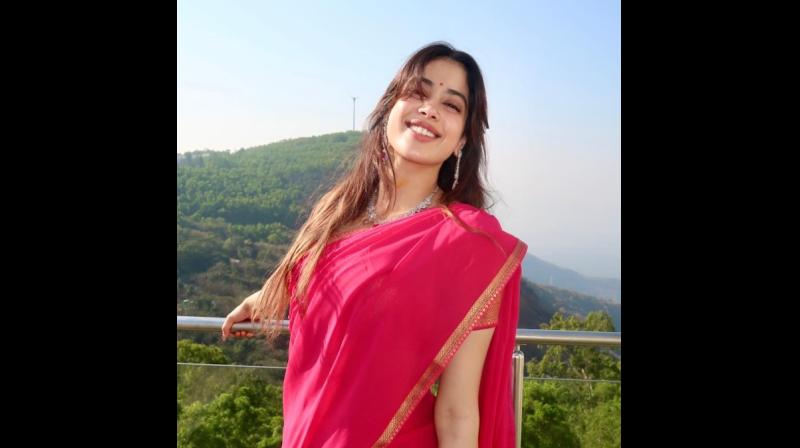 दर्शकों को खास नजरिए से देखती हैं जान्हवी कपूर, फिल्म मेकिंग को मानती हैं ‘सेवा कार्य’