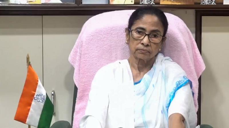 पश्चिम बंगाल: धरने के जरिए मैदान में उतरेंगी ममता बनर्जी, टीएमसी विधायकों की मौजूदगी पर नजर पश्चिम बंगाल: धरने के जरिए मैदान में उतरेंगी ममता बनर्जी, टीएमसी विधायकों की मौजूदगी पर नजर
