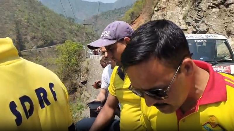 देवप्रयाग में बड़ा हादसा, 200 मीटर गहरी खाई में गिरा वाहन, तीन लोगों की मौत देवप्रयाग में बड़ा हादसा, 200 मीटर गहरी खाई में गिरा वाहन, तीन लोगों की मौत