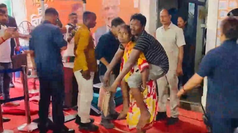 कोलकाता: पत्नी की पीठ पर बैठकर सीएम से मिलने पहुंचा दिव्यांग, सात दिन में मदद का मिला भरोसा कोलकाता: पत्नी की पीठ पर बैठकर सीएम से मिलने पहुंचा दिव्यांग, सात दिन में मदद का मिला भरोसा