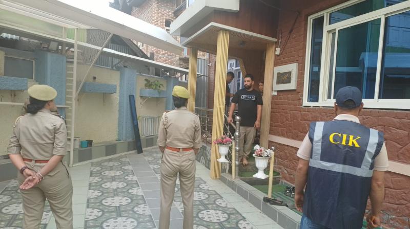 कश्मीर में कई ठिकानों पर पुलिस की छापेमारी, आतंकियों से संपर्क और कट्टरपंथी गतिविधियों की जांच तेज