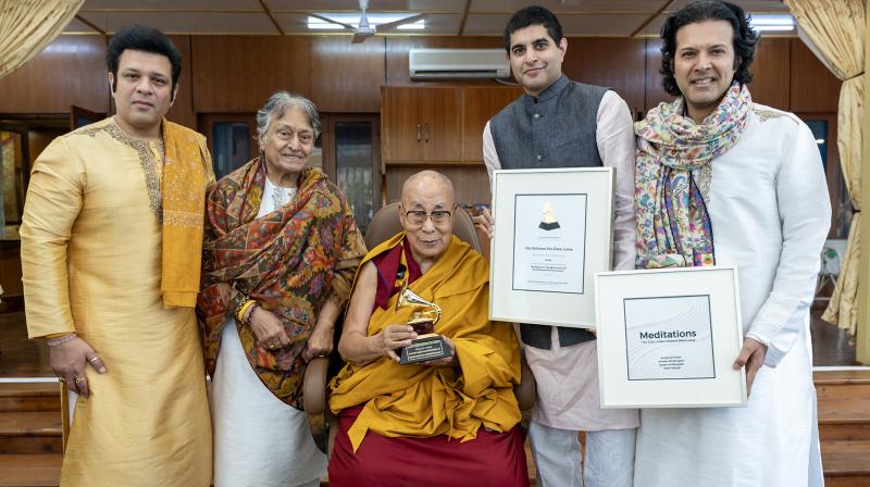 उस्ताद अमजद अली ने धर्मशाला में दलाई लामा को सौंपा ग्रैमी सम्मान, बताया- 'गर्व और सौभाग्य की बात'