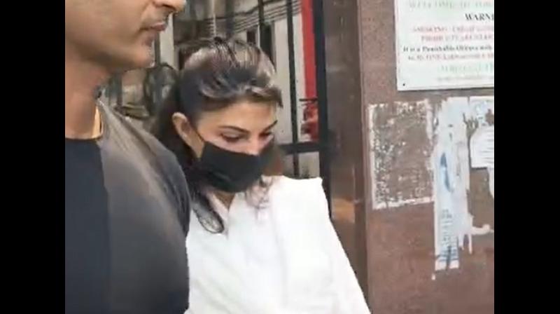 पटियाला हाउस कोर्ट में पेश हुईं जैकलीन, मनी लॉन्ड्रिंग के आरोपों से किया इनकार