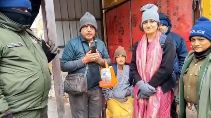 बद्रीनाथ धाम पहुंच रहे श्रद्धालुओं की सेवा में जुटे उत्तराखंड पुलिस, तीर्थयात्रियों की कर रहे मदद