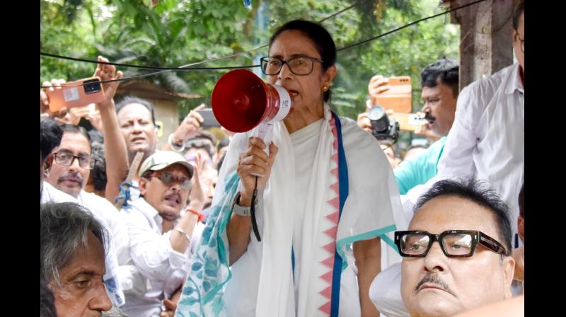 पश्चिम बंगाल: गृह मंत्रालय पर भड़काऊ टिप्पणी को लेकर ममता बनर्जी के खिलाफ एफआईआर दर्ज