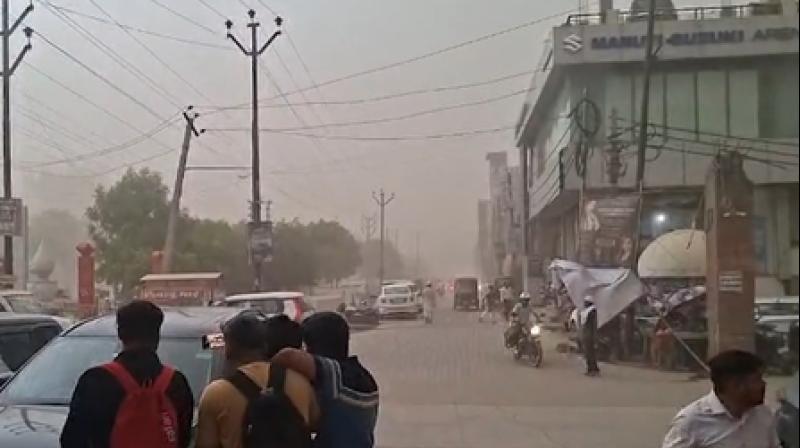 4 जून को दिन में छाया अंधेरा, काले बादलों और तेज आंधी-तूफान ने बढ़ाई लोगों की मुश्किलें
