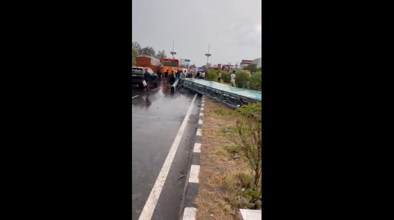 आंधी-तूफान के बाद ग्रेटर नोएडा में जाम, विकास प्राधिकरण का विशाल बोर्ड गिरा