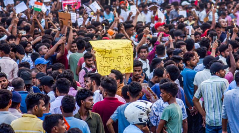 बिहार: ज्ञान बिंदु कोचिंग संस्थान के निदेशक की रिहाई को लेकर सैकड़ों छात्रों ने पटना में निकाला कैंडल मार्च