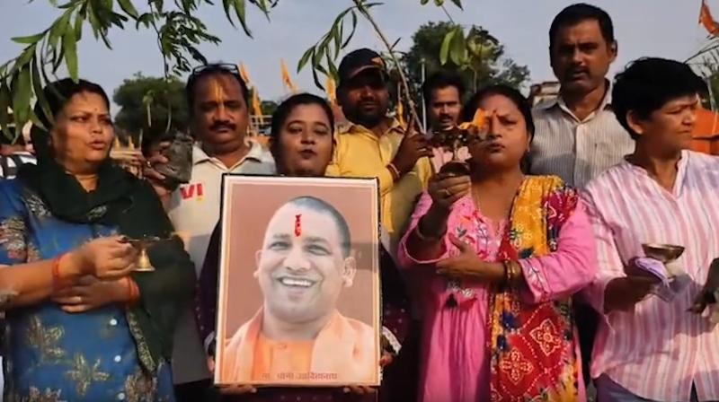प्रयागराज में गंगा आरती कर सीएम योगी के लिए प्रार्थना की गई, वाराणसी में 54 किलो लड्डू का केक काटा गया