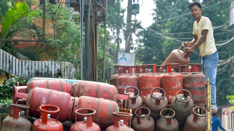 दिल्ली : घरेलू एलपीजी सिलेंडरों की कीमत में बढ़ोतरी, तेल कंपनियों ने 29 रुपए बढ़ाए दाम दिल्ली : घरेलू एलपीजी सिलेंडरों की कीमत में बढ़ोतरी, तेल कंपनियों ने 29 रुपए बढ़ाए दाम