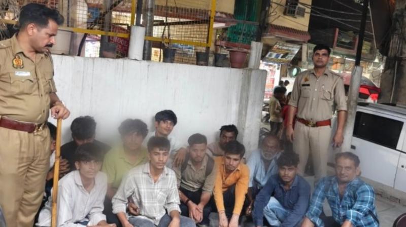 नोएडा: सार्वजनिक जगहों पर शराब पीने के आरोप में 366 लोगों पर कार्रवाई नोएडा: सार्वजनिक जगहों पर शराब पीने के आरोप में 366 लोगों पर कार्रवाई