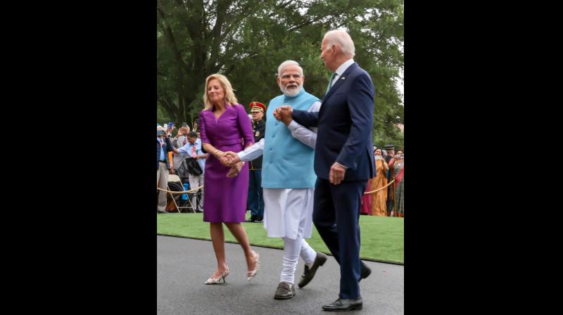 पीएम मोदी का स्टेट डिनर: कैसे डेयरी, लहसुन-फ्री डिश बनी चुनौती? जिल बाइडेन ने किताब में किए रोचक खुलासे पीएम मोदी का स्टेट डिनर: कैसे डेयरी, लहसुन-फ्री डिश बनी चुनौती? जिल बाइडेन ने किताब में किए रोचक खुलासे
