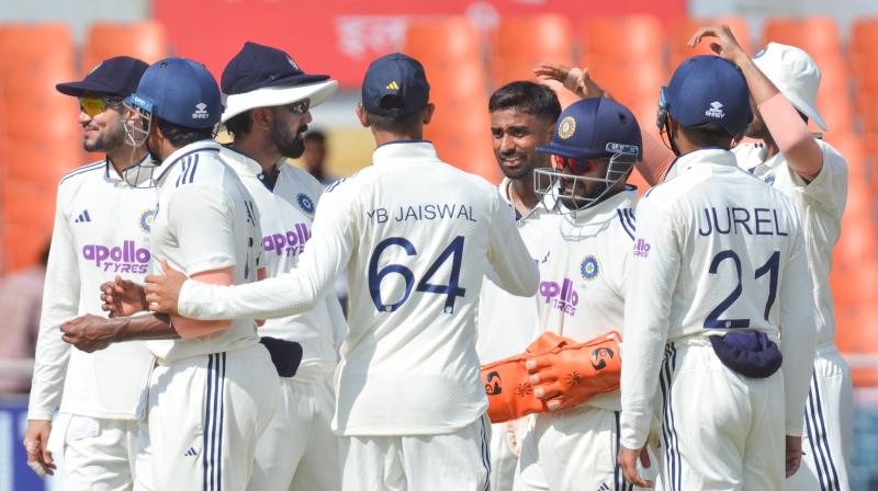 टेस्ट मैच: भारतीय बल्लेबाजों के बाद गेंदबाजों का दबदबा, अफगानिस्तान ने गंवाए 5 विकेट, मैच में टीम इंडिया की पकड़ टेस्ट मैच: भारतीय बल्लेबाजों के बाद गेंदबाजों का दबदबा, अफगानिस्तान ने गंवाए 5 विकेट, मैच में टीम इंडिया की पकड़