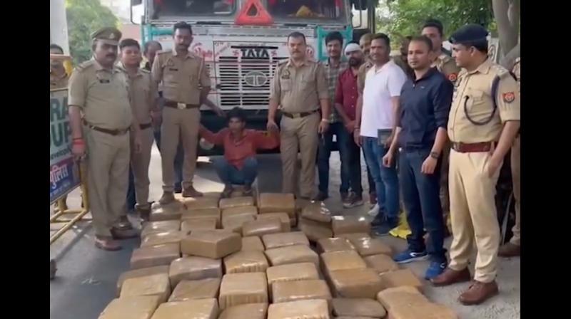 उत्तर प्रदेशः कानपुर में पुलिस ने 10 करोड़ रुपये का 6 क्विंटल गांजा जब्त किया उत्तर प्रदेशः कानपुर में पुलिस ने 10 करोड़ रुपये का 6 क्विंटल गांजा जब्त किया