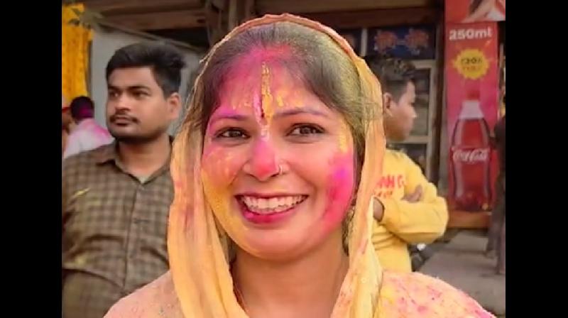 बरसाना की विश्व प्रसिद्ध होली में राधा रानी के रंग में रंगे श्रद्धालु, आध्यात्मिक अनुभव किया शेयर बरसाना की विश्व प्रसिद्ध होली में राधा रानी के रंग में रंगे श्रद्धालु, आध्यात्मिक अनुभव किया शेयर