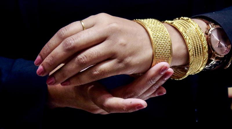 खरीदारों के लिए राहत, सोने की कीमत में आई गिरावट खरीदारों के लिए राहत, सोने की कीमत में आई गिरावट