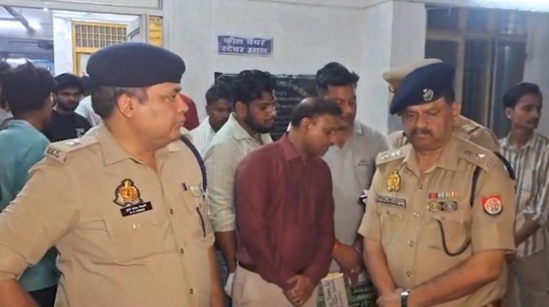 यूपी: बहराइच में ट्रक और बस की भीषण टक्कर में चार की मौत, 10 घायल, तीन की हालत गंभीर यूपी: बहराइच में ट्रक और बस की भीषण टक्कर में चार की मौत, 10 घायल, तीन की हालत गंभीर