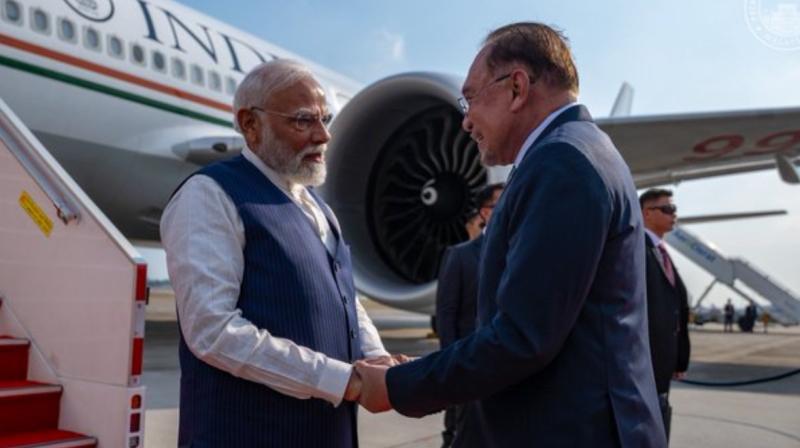 मलेशिया के प्रधानमंत्री अनवर इब्राहिम ने पीएम मोदी को ऐतिहासिक मलेशिया के प्रधानमंत्री अनवर इब्राहिम ने पीएम मोदी को ऐतिहासिक