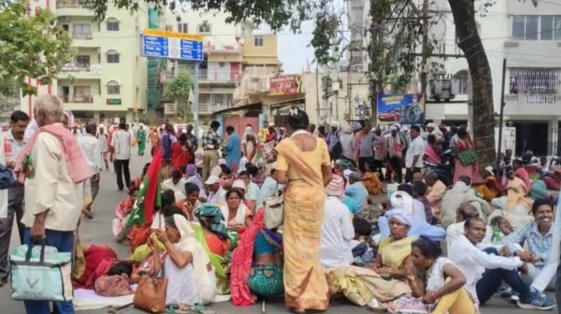 रांची में सीएम आवास घेरने निकले 'झारखंड आंदोलनकारियों' को पुलिस ने रोका, विरोध में भूख हड़ताल पर बैठे लोग रांची में सीएम आवास घेरने निकले 'झारखंड आंदोलनकारियों' को पुलिस ने रोका, विरोध में भूख हड़ताल पर बैठे लोग