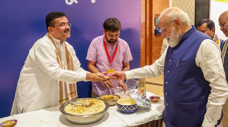 'ये वाला खिलाओ...', बंगाल के सीएम सुवेंदु अधिकारी ने प्रधानमंत्री मोदी को खिलाई झालमुड़ी 'ये वाला खिलाओ...', बंगाल के सीएम सुवेंदु अधिकारी ने प्रधानमंत्री मोदी को खिलाई झालमुड़ी