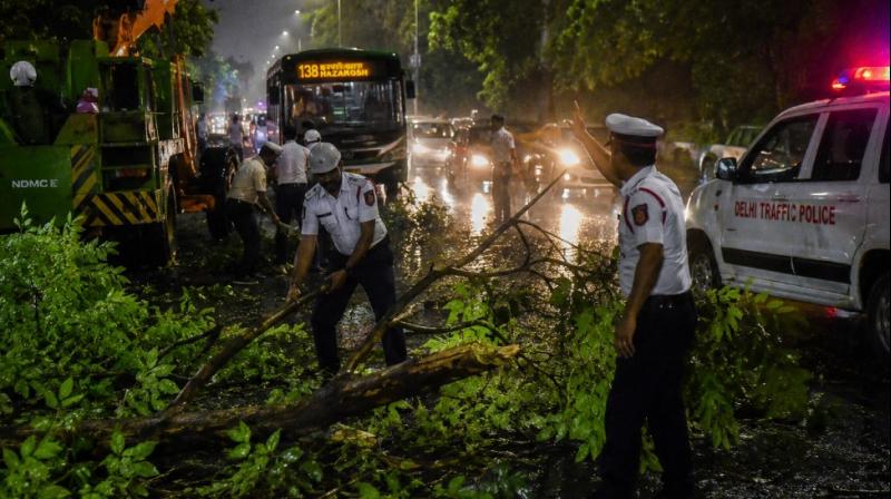 दिल्ली में आंधी-तूफान के बाद ट्रैफिक पुलिस ने रातभर चलाया राहत अभियान दिल्ली में आंधी-तूफान के बाद ट्रैफिक पुलिस ने रातभर चलाया राहत अभियान