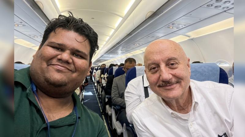 किसी के बारे में राय बनाने से पहले उसके बारे में जानना जरूरी, फ्लाइट में यात्री ने अनुपम खेर को दी सीख किसी के बारे में राय बनाने से पहले उसके बारे में जानना जरूरी, फ्लाइट में यात्री ने अनुपम खेर को दी सीख