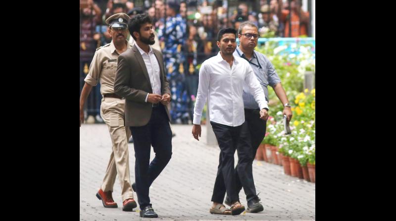 हस्ताक्षर विवाद मामले में अभिषेक बनर्जी से 6 घंटे पूछताछ, सीआईडी ने 14 जून को फिर किया तलब हस्ताक्षर विवाद मामले में अभिषेक बनर्जी से 6 घंटे पूछताछ, सीआईडी ने 14 जून को फिर किया तलब