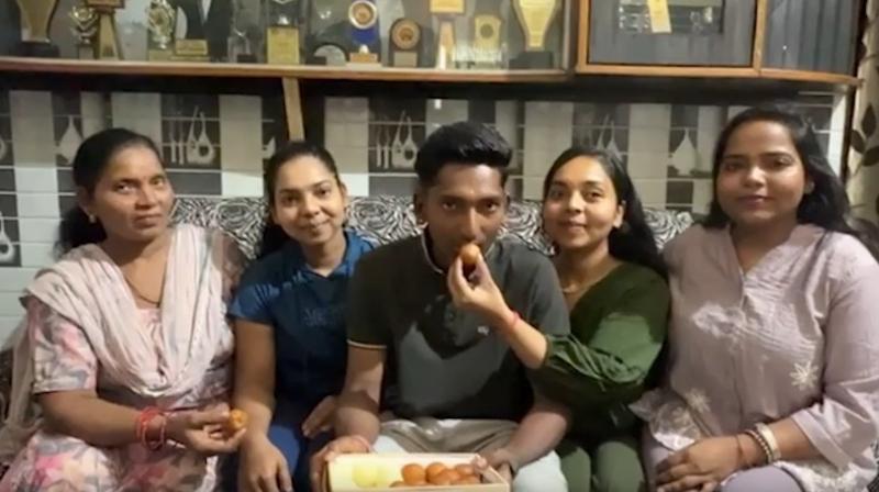 छोले कुलचे बेचने वाले का बेटा अब टीम इंडिया के लिए लगाएगा चौके-छक्के, अंडर-19 क्रिकेट टीम में अर्जुन का चयन छोले कुलचे बेचने वाले का बेटा अब टीम इंडिया के लिए लगाएगा चौके-छक्के, अंडर-19 क्रिकेट टीम में अर्जुन का चयन