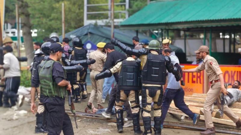 अमरनाथ यात्रा की तैयारी के तहत अनंतनाग पुलिस ने नुनवान बेस कैंप में की मॉकड्रिल अमरनाथ यात्रा की तैयारी के तहत अनंतनाग पुलिस ने नुनवान बेस कैंप में की मॉकड्रिल