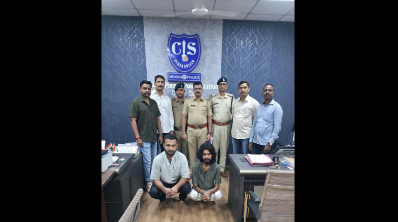 मुंबई में एयरफोर्स अफसर के घर फायरिंग और पुलिस को सोशल मीडिया पर चुनौती देने वाले दो बदमाश गिरफ्तार मुंबई में एयरफोर्स अफसर के घर फायरिंग और पुलिस को सोशल मीडिया पर चुनौती देने वाले दो बदमाश गिरफ्तार