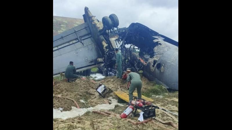 असम के जोरहाट में लैंडिंग के बाद वायुसेना के विमान में लगी आग असम के जोरहाट में लैंडिंग के बाद वायुसेना के विमान में लगी आग