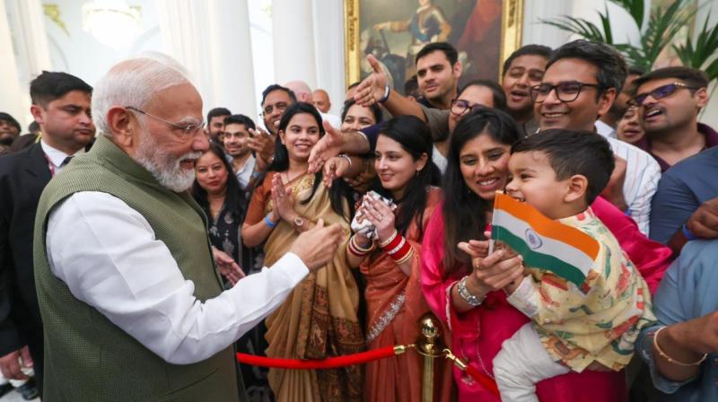 फ्रांस में गूंजे 'मोदी-मोदी' के नारे, भारतीय समुदाय बोला-पीएम ने फ्रांस में गूंजे 'मोदी-मोदी' के नारे, भारतीय समुदाय बोला-पीएम ने