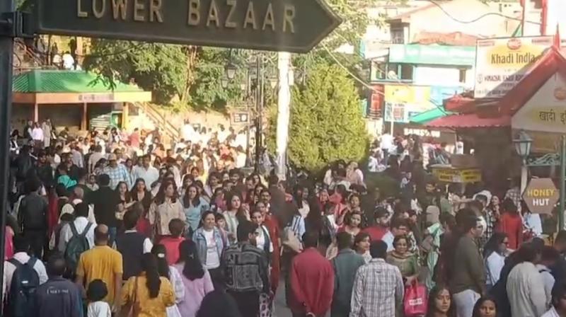 शिमला में हर दिन बढ़ रही पर्यटकों की संख्या, जुलाई तक भीड़ रहने की शिमला में हर दिन बढ़ रही पर्यटकों की संख्या, जुलाई तक भीड़ रहने की