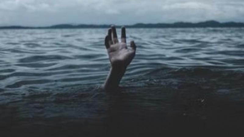आंध्र प्रदेश में कृष्णा नदी में नाव पलटने से चार डूबे आंध्र प्रदेश में कृष्णा नदी में नाव पलटने से चार डूबे